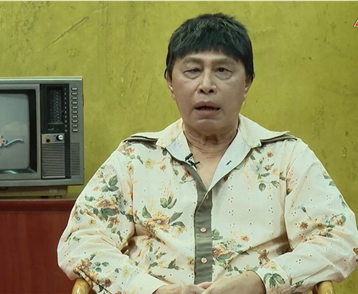 Ở tuổi xế chiều, nam nghệ sĩ sống một mình, bền bỉ hoạt động nghệ thuật.