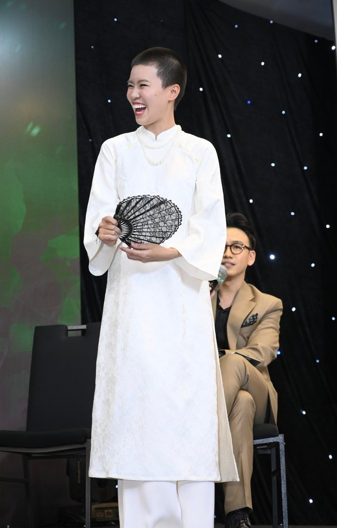 Pháo xuất hiện với diện mạo mới.