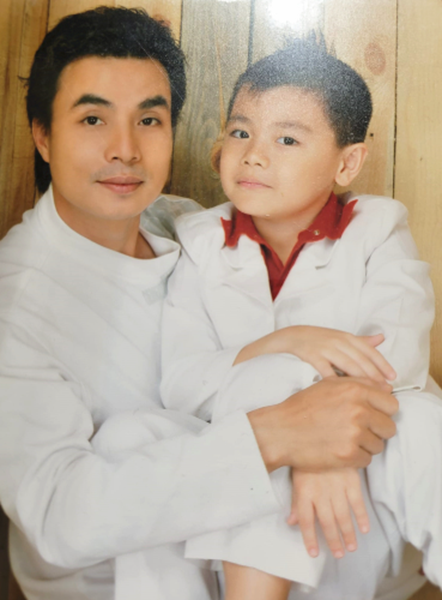 Em trai của 'bé' Xuân Mai thuở nhỏ bên cạnh bố là nhạc sĩ Tuấn Cảnh. Giờ anh chàng là trợ giảng đại học ở Mỹ.