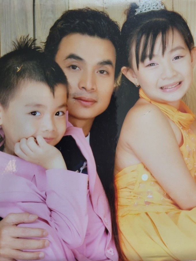 Rich Anh Tuấn từng được bố là nhạc sĩ Tuấn Cảnh lăng xê trở thành ca sĩ nhí bên cạnh chị gái Xuân Mai.