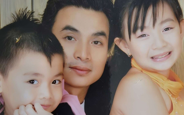 Em trai ruột của bé Xuân Mai từng là ca sĩ, rẽ hướng qua Mỹ bán phở, giờ đổi đời ra sao? Ảnh 2