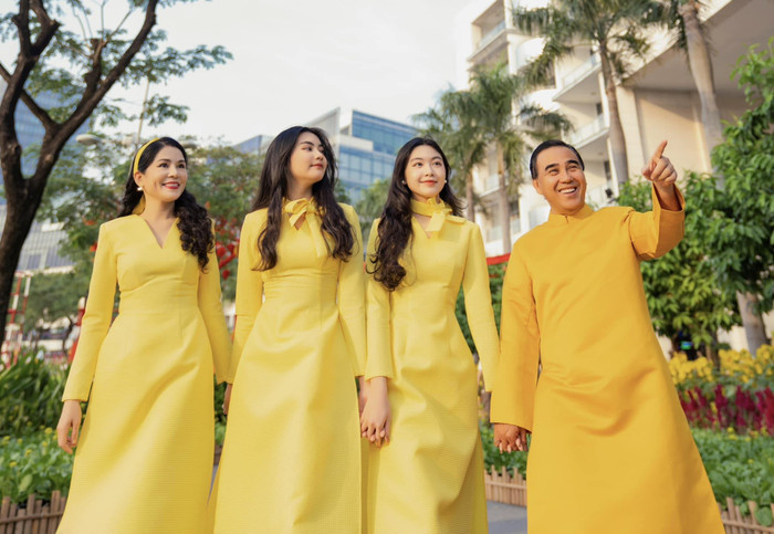 Gia đình hạnh phúc của Quyền Linh bên bà xã doanh nhân và 2 cô con gái xinh xắn.