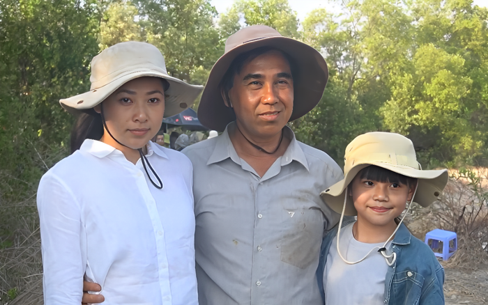 Bảo Ngọc (bên trái) có tạo hình chân chất khi vào vai con gái Quyền Linh.