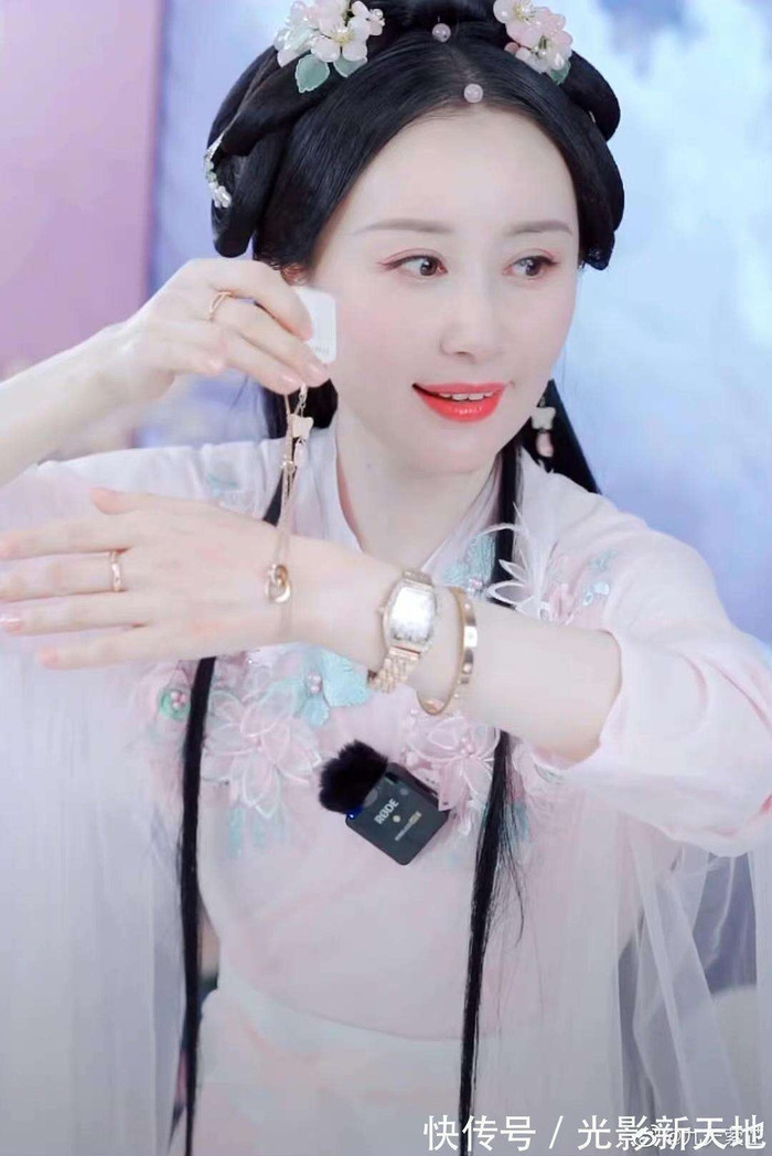 Nữ diễn viên livestream bán hàng mỗi tháng doanh thu ước tính khoảng 300 tỷ đồng