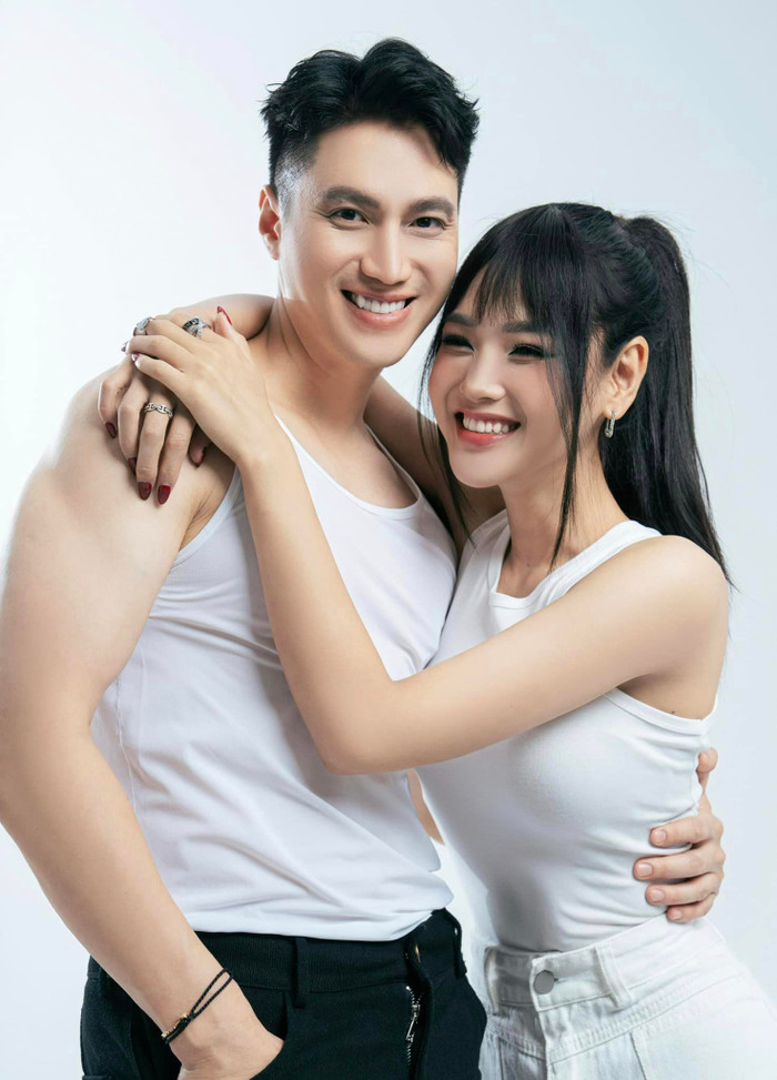 Việt Anh khoe ảnh tình tứ bên diễn viên Cù Thị Trà. 