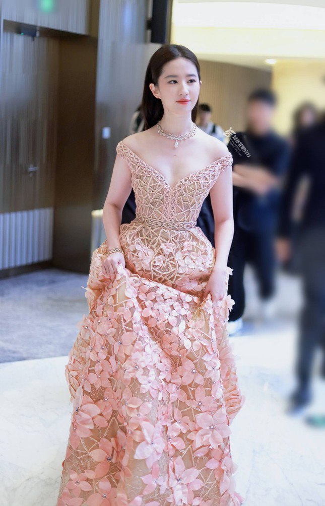 Những khuyết điểm chết người của sao Hoa ngữ: Triệu Lệ Dĩnh mất điểm vì bắp tay đô Ảnh 2