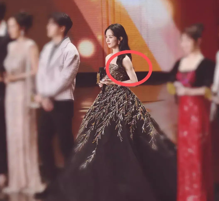 Những khuyết điểm chết người của sao Hoa ngữ: Triệu Lệ Dĩnh mất điểm vì bắp tay đô Ảnh 1