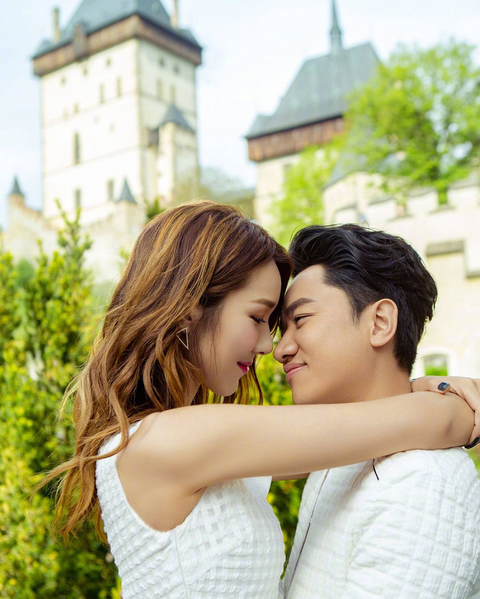 Từng bị phản đối vì ngoại hình không xứng nhưng nàng hậu và chồng vẫn quyết định đến với nhau, xây dựng hôn nhân hạnh phúc.