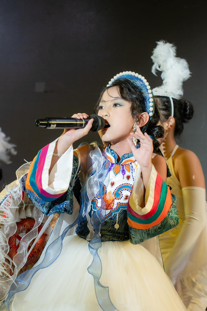 Suri Quỳnh Anh trình diễn tiết mục ca hát trong đêm chung kết.