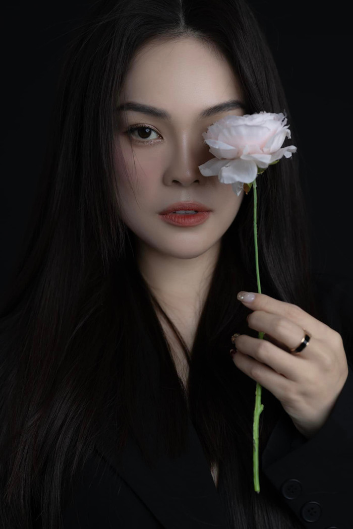 Dương Cẩm Lynh chăm chỉ làm việc để trả nợ.