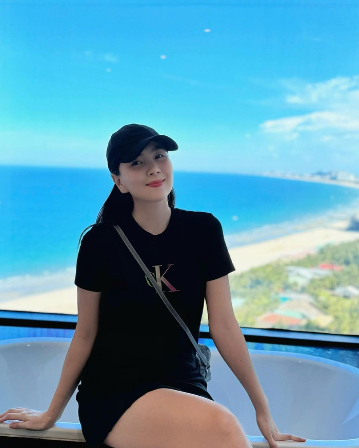 MC Mai Ngọc ngày càng trẻ trung, son sắc hậu ly hôn ông xã sau 17 năm đồng hành. Tương tự như một số người đẹp khác, nữ MC cũng ưa chuộng phong cách trang điểm nhẹ nhàng nhằm tôn lên nhan sắc 'tiên tỷ' thu hút. Không những vậy, MC Mai Ngọc còn thay đổi phong cách thời trang, chăm khoe đôi chân nuột nà bằng việc diện những mẫu váy ngắn.