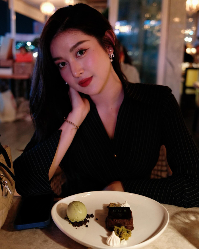 Á hậu Huyền My phát sáng phong thái sang chảnh, quyến rũ với son môi đỏ tươi. Nhan sắc của nàng hậu ngày càng thăng hạng sau gần 1 thập kỷ kết thúc nhiệm kỳ. 