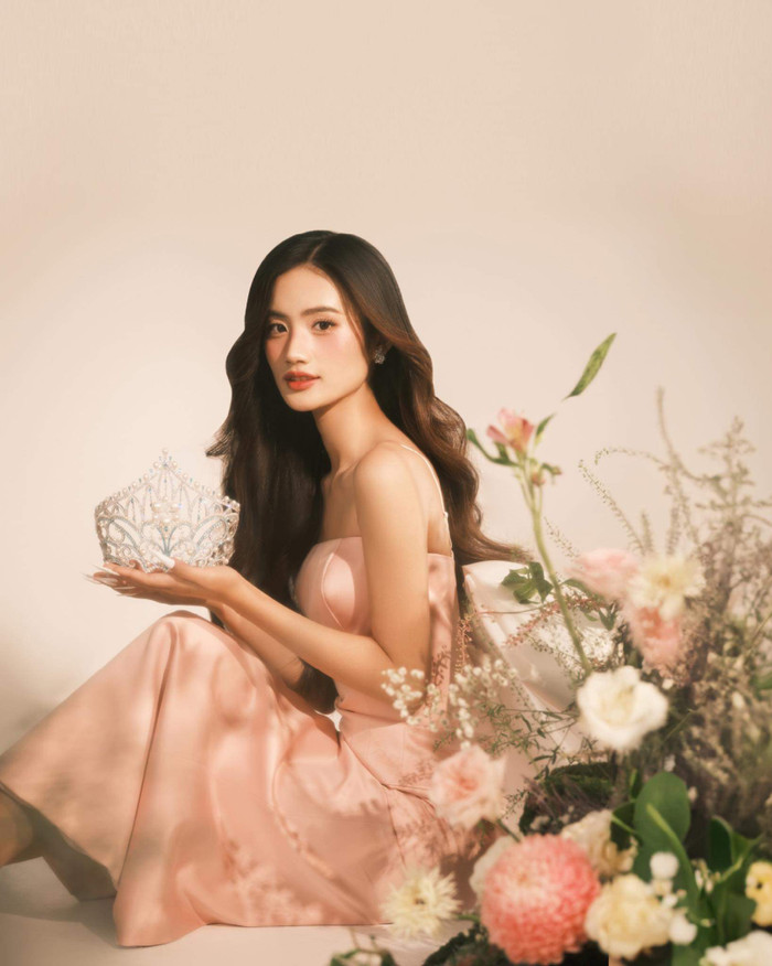 Hoa hậu Ý Nhi tự nàng thơ trong hình ảnh mới. Tương tự như mọi lần, cô vẫn diện những mẫu váy xoè form dáng mềm mại kết hợp cùng phong cách trang điểm nhẹ nhàng, tóc uốn gợn sóng bồng bềnh đúng chuẩn 'beauty queen'.