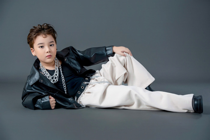 Mẫu nhí Tuấn Khải gây sốt mạng xã hội cũng như giới mộ điệu khi thể hiện thần thái chuyên nghiệp.