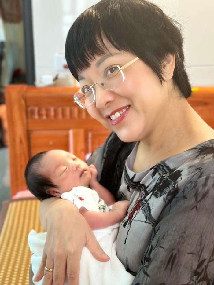 Nữ MC được lên chức 'bà trẻ'.