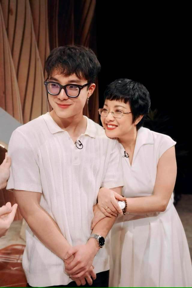 MC Thảo Vân và con trai.