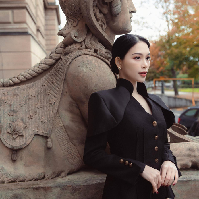 Mọi trang phục của cô sử dụng đều thuộc chất vải cao cấp, đứng phom giúp tổng thể trở nên chỉn chu. Trong ảnh, Linh Rin sử dụng một bộ suit có vai cách điệu đính nút vàng. 
