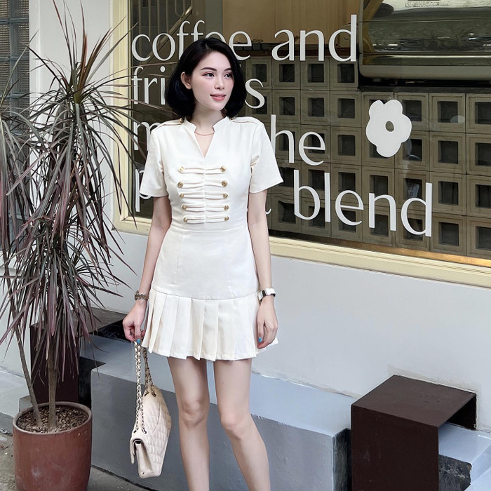 Dù có thân hình mảnh khảnh, Linh Rin hiếm khi diện đồ hở. Cô thường mặc đầm hoặc áo có cổ mỗi khi ra ngoài. Những chiếc túi mà người đẹp sử dụng đều đến từ thương hiệu cao cấp như Dior, Chanel, Hermes,... 