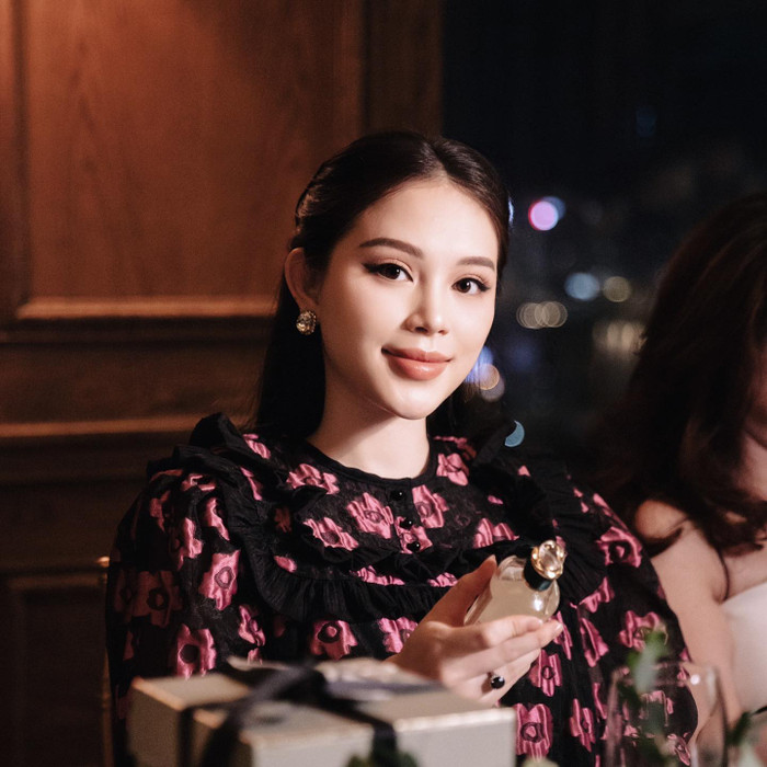 Hầu hết các tông trang điểm mà Linh Rin sử dụng đều vô cùng 'matching' với trang phục mà mình diện. Cô thường chọn màu môi hồng nude, cam nude nhạt, kẻ mắt sắc sảo cùng hàng lông mi cong vút. 