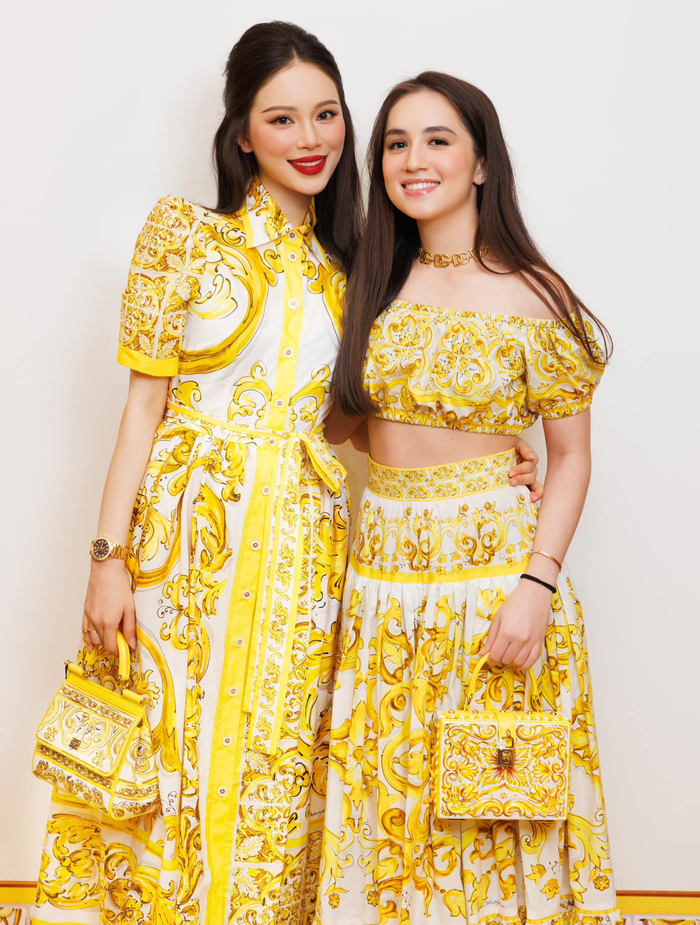 Cô nàng đọ sắc cùng bạn gái của thiếu gia Hiếu Nguyễn - con trai út nhà chồng Hà Tăng. Linh Rin chọn màu son đỏ nhung vô cùng nổi bật đi kèm với tóc buộc nửa đầu. 