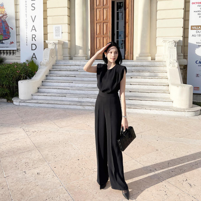 Sau khi cưới thiếu gia Philip Nguyễn, Linh Rin phát triển bản thân vượt bậc. Cô đang là Chủ tịch HĐQT trung tâm tiếng Anh và vị trí Giám đốc thương mại thuộc tập đoàn nhà chồng. Do tính chất công việc, cô thường chọn những gam màu tối giản như đen, trắng, nâu để tăng sự lịch thiệp. 