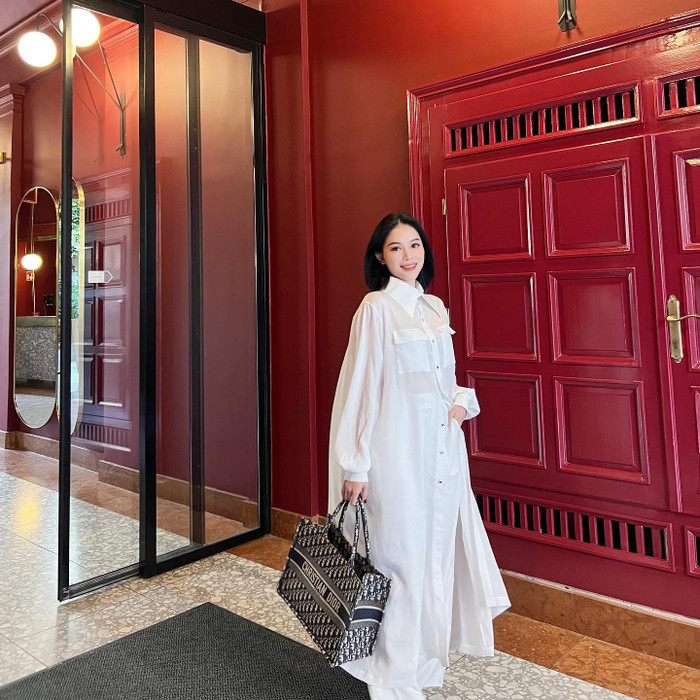 Những chiếc áo sơ mi ngắn hoặc dài không thể thiếu trong tủ đồ của em dâu Hà Tăng. 