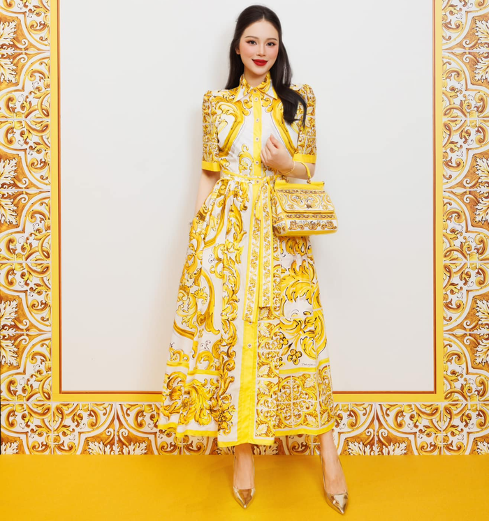 Mới đây, Linh Rin - em dâu bên chồng của Hà Tăng được khen ngợi diện mạo chuẩn quý tộc tại một sự kiện thời trang. Cô khoác trên mình mẫu váy midi màu vàng chanh có họa tiết Majolica, biểu tượng của nghề thủ công Ý. Hot girl Hà Thanh phối thêm giày cao gót mũi nhọn ánh vàng. Chiếc túi trên tay người đẹp là túi đeo vai sicily có cùng thương hiệu. 