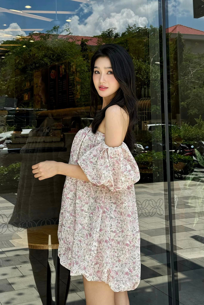 'Bạn gái' kém tuổi của Việt Anh mặc váy che bụng Ảnh 1