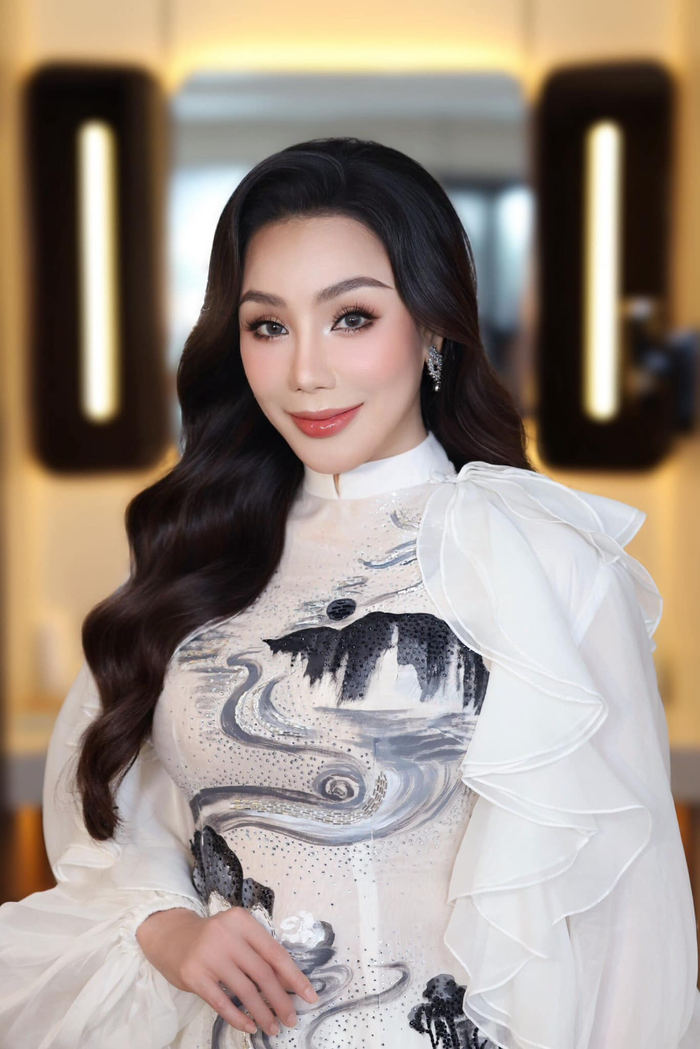 Nhan sắc Hồ Quỳnh Hương ở tuổi 43 vẫn trẻ trung, xinh đẹp dù trước đó cô từng bị kem trộn tàn phá gương mặt. 