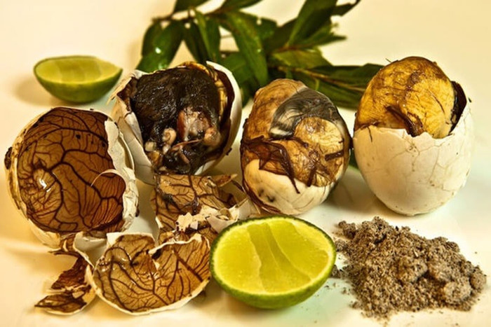 Trứng vịt lộn muối tiêu chanh là món ăn không phải ai cũng dám thử