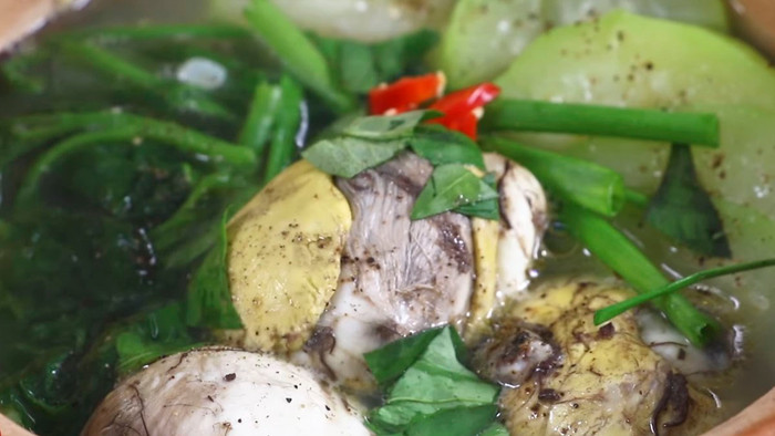 Trứng vịt lộn um bầu là đặc sản xứ Huế