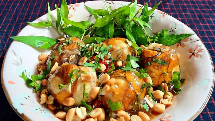 Trứng vịt lộn xào me là món ăn vặt không thể bỏ qua