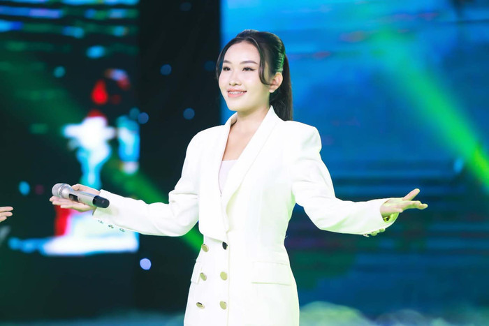 Thiêng Ngân hiện tại vẫn theo đuổi con đường ca hát.