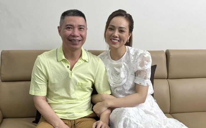 Hình ảnh NSND Công Lý chụp với vợ tại nhà riêng vào giữa tháng 4 năm nay. Ảnh: FBNV