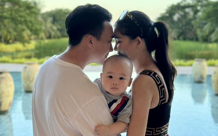 Hình ảnh mới nhất của gia đình nhỏ của Lê Âu Ngân Anh. Ảnh: FBNV