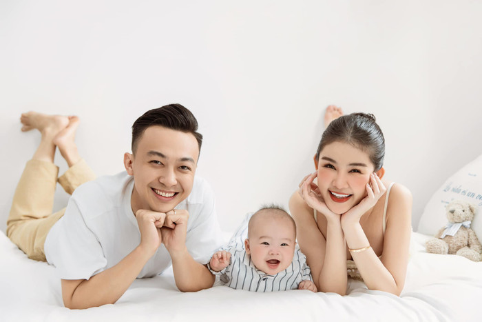 Lê Âu Ngân Anh và chồng đã thực hiện bộ ảnh tròn 6 tháng cho bé Tino. Ảnh: FBNV