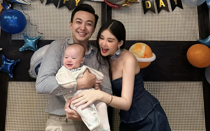 Vợ chồng Lê Âu Ngân Anh thường xuyên theo dõi con trai kĩ lưỡng trong từng cột mốc khác nhau. Ảnh: FBNV