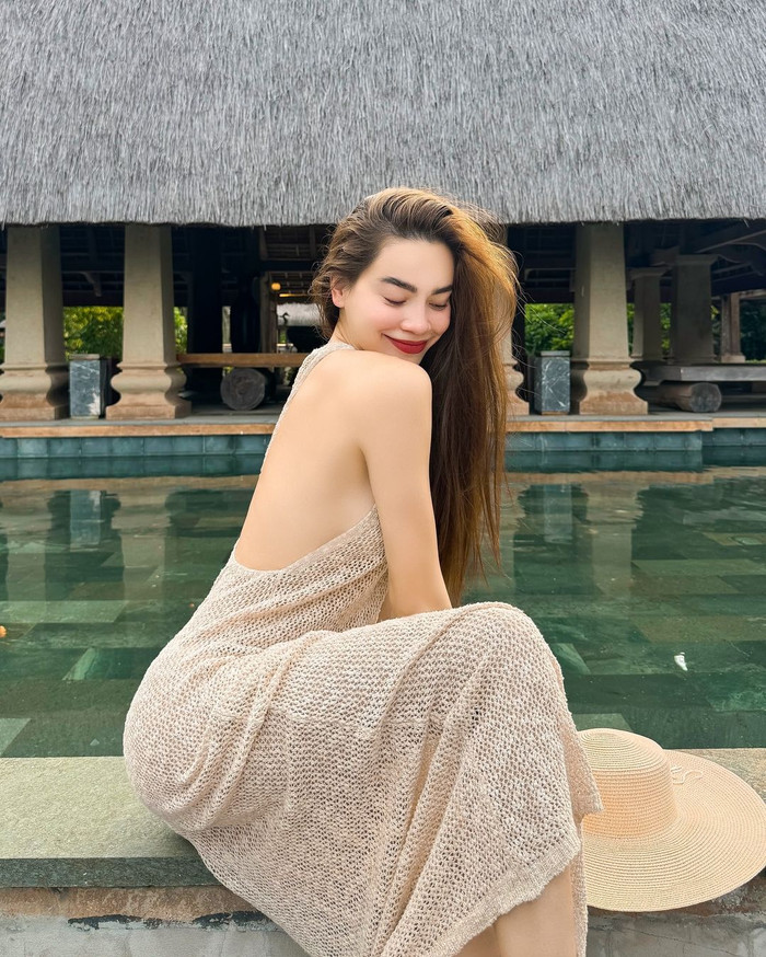 Trong một chuyến du lịch, Hồ Ngọc Hà diện mẫu váy khoét sâu, để lộ tấm lưng nuột nà, trắng sáng không chút khuyết điểm. Mẫu váy được làm từ chất liệu len xuyên thấu, để lộ lấp ló da thịt. Với màu be chủ đạo, thiết kế này giúp Hồ Ngọc Hà toát lên khí chất sang trọng, quyền quý. Nữ ca sĩ còn kết hợp thêm với phụ kiện nón cói rộng vành.
