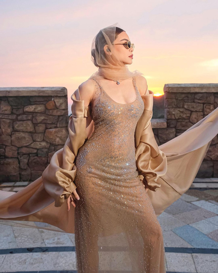 Những mẫu váy xuyên thấu được Hồ Ngọc Hà diện thường được điểm xuyến bằng những hoạ tiết kim tuyến, đính đá tạo hiệu ứng lấp lánh. Đa phần, loạt váy áo này thường theo một số tông màu cố định như đen, nâu, nude và be.