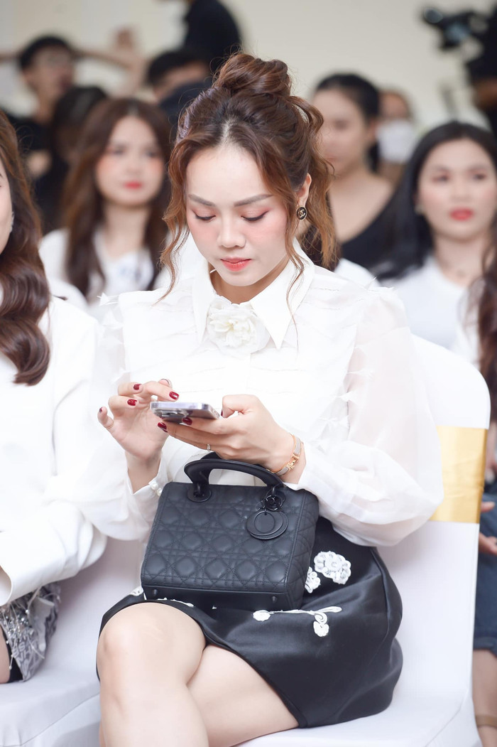 Vợ Công Lý tự hào và hạnh phúc khi sở hữu 'em túi' Lady Dior. Ảnh FBNV