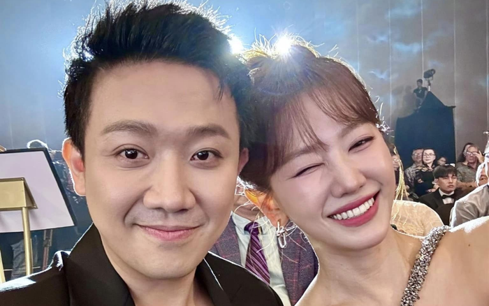 Trấn Thành và Hari Won không ngần ngại thể hiện tình cảm ở chốn đông người. Ảnh: FBNV