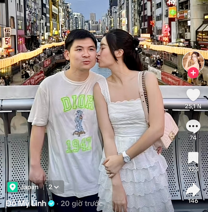 Cả 2 có màn skinship cực ngọt.