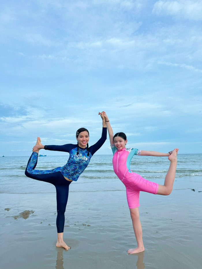 Mẹ bầu vẫn duy trì thói quen tập luyện yoga và chế độ ăn hợp lí khi mang thai. 