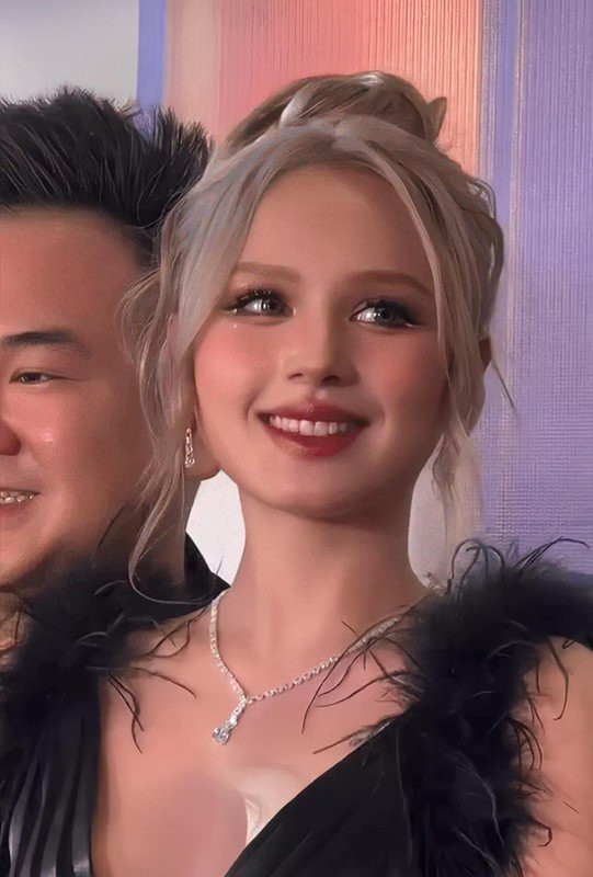 Cô nàng sở hữu đôi mắt to tròn, sống mũi cao và đường nét gương mặt lai Tây xinh đẹp.
