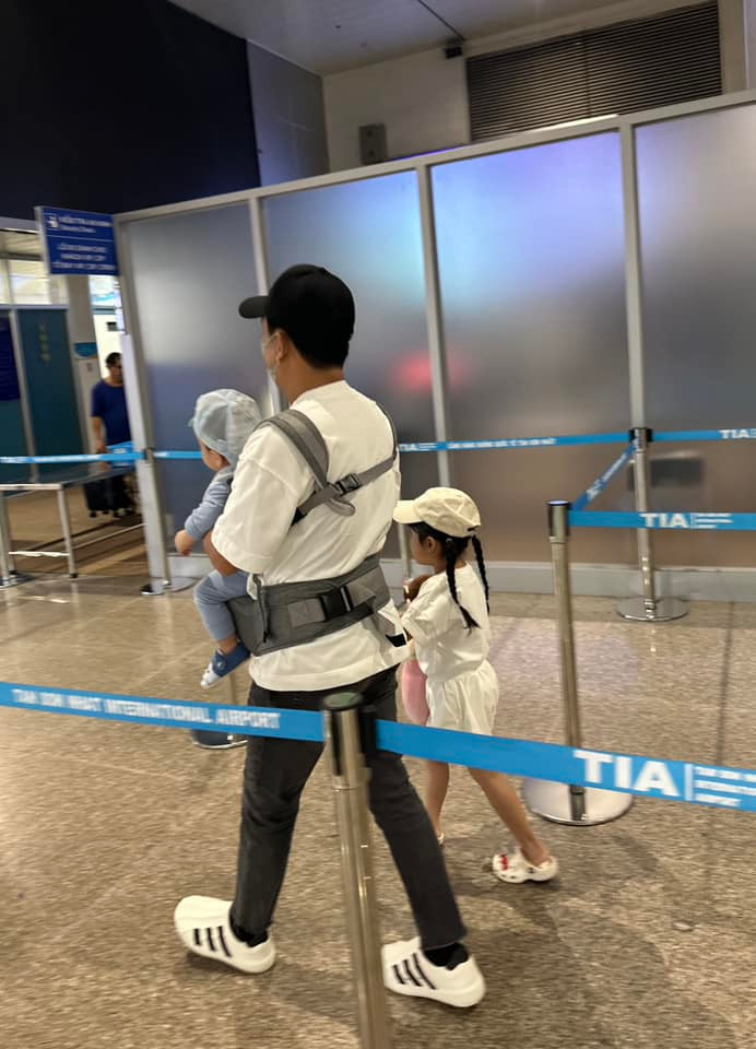 Cách đây không lâu, Trường Giang đã đưa 2 nhóc tỳ về quê thăm gia đình. 