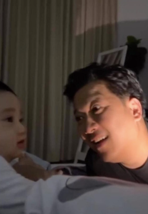 Nam danh hài từng phải thức giấc lúc 4 giờ sáng để dỗ con trai. 