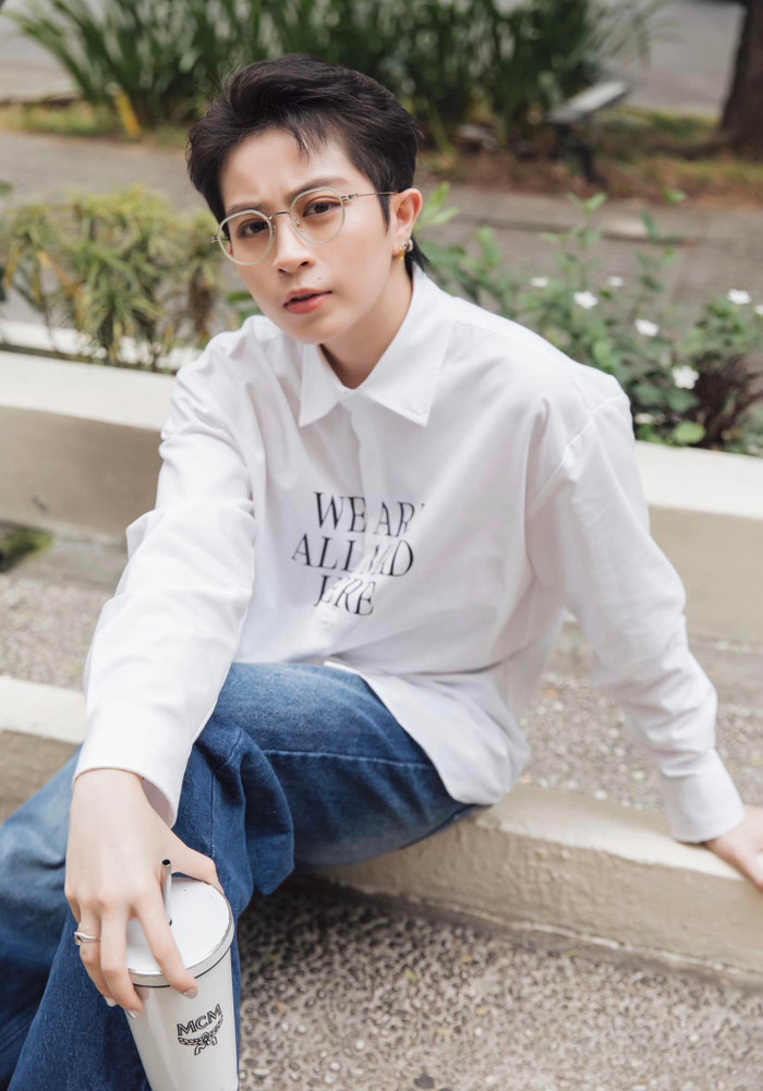 Gil Lê không ngừng thay đổi và làm mới phong cách của mình, luôn bắt kịp xu hướng thời trang mới nhất nhưng vẫn giữ được nét riêng biệt. Sự linh hoạt trong phong cách giúp cô dễ dàng chinh phục nhiều mỹ nhân Vbiz, từ những người yêu thích sự cá tính, mạnh mẽ đến những ai chuộng vẻ ngoài lịch lãm và tinh tế.