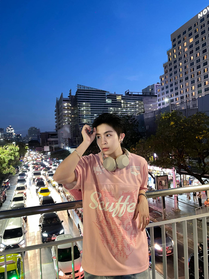 Đặc biệt, Gil Lê luôn chú trọng đến sự tối giản trong trang phục, nhưng mỗi chi tiết đều được chọn lựa kỹ lưỡng để tạo nên tổng thể hài hòa và tinh tế. Cô thường chọn những màu sắc trung tính để dễ dàng trong việc phối đồ. 