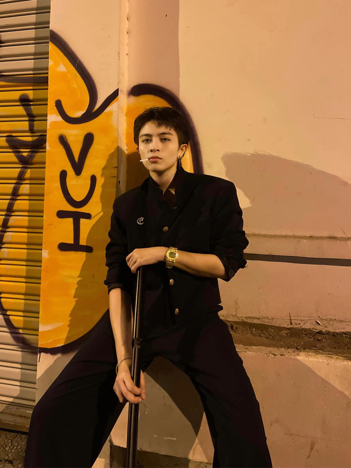 Gil Lê không ngại thử nghiệm và đổi mới trong phong cách.  Từ những bộ đồ thể thao năng động, áo khoác bomber, quần jeans rách, cho đến những bộ suit lịch lãm, tất cả đều được Gil Lê thử và thể hiện mỗi vẻ đẹp khác nhau.