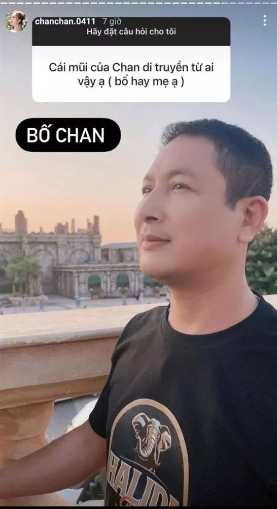 Xoài Non từng cho biết cô thừa hưởng chiếc mũi cao từ bố ruột.